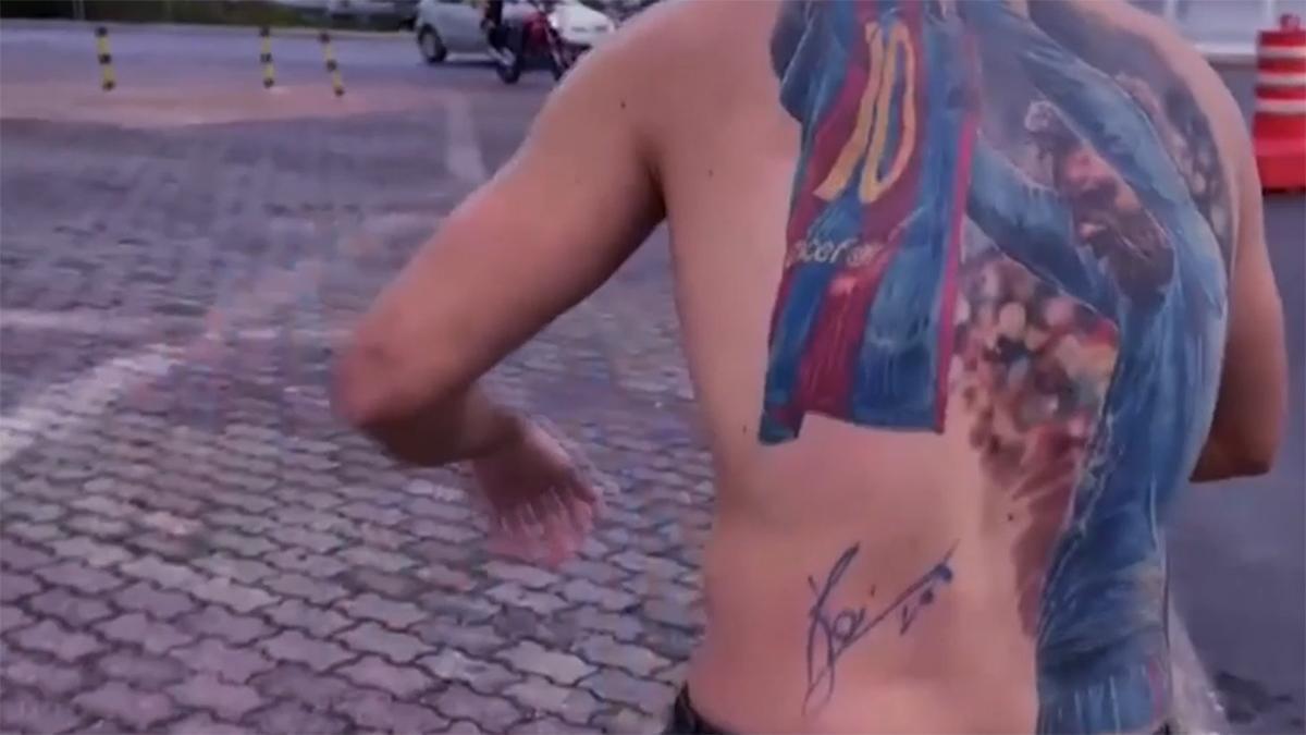 Messi cumplió el sueño de un aficionado brasileño: ¡le firmó un enorme tatuaje en la espalda!