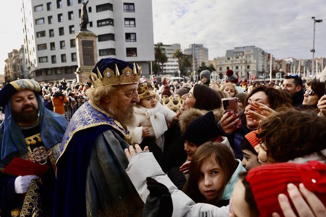 Así fue la llegada de los Reyes Magos a Gijón: miles de personas en el Puerto Deportivo