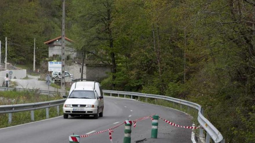 Hundimiento de la carretera en la zona de El Cadavíu