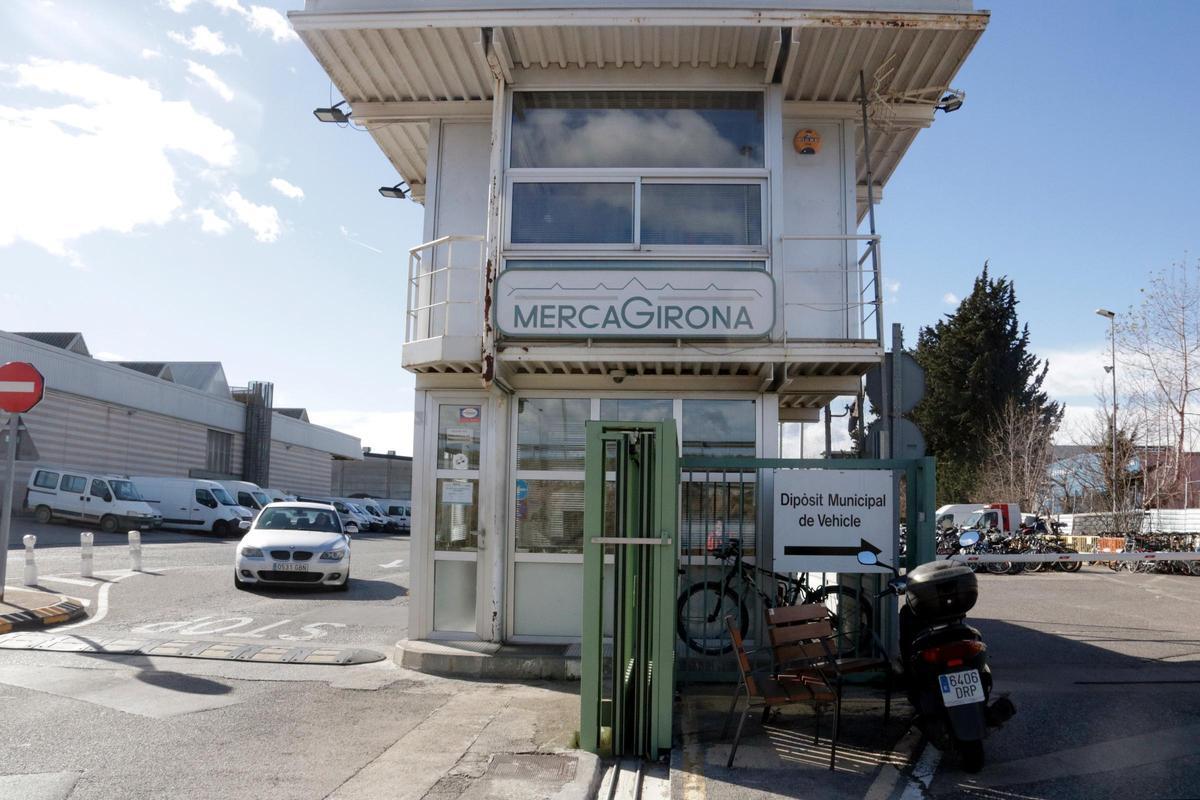 A mà esquerra, les instal·lacions de Mercagirona i a la dreta el dipòsit de vehicles