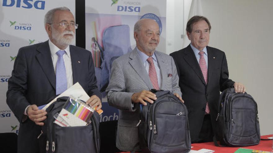 Raimundo Baroja, Gerardo Mesa y Juan Lorenzo Campos, en la presentación de &#039;Mochilas Llenas&#039;.