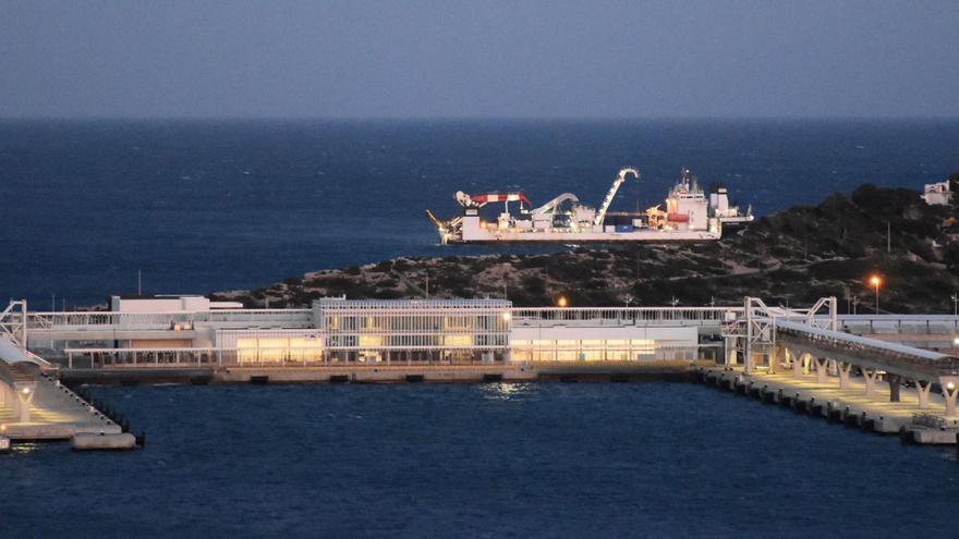 La estación marítima en un foto de este lunes. Al fondo, el barco cablero que tiende el tercer enlace eléctrico entre las Pitiüses. | C.N.