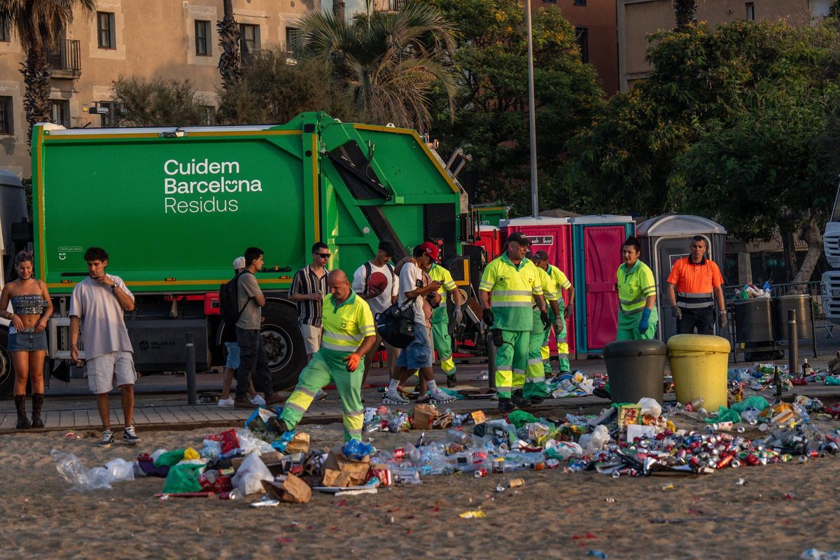 Limpieza de las playas de Barcelona tras la verbena de Sant Joan 2025
