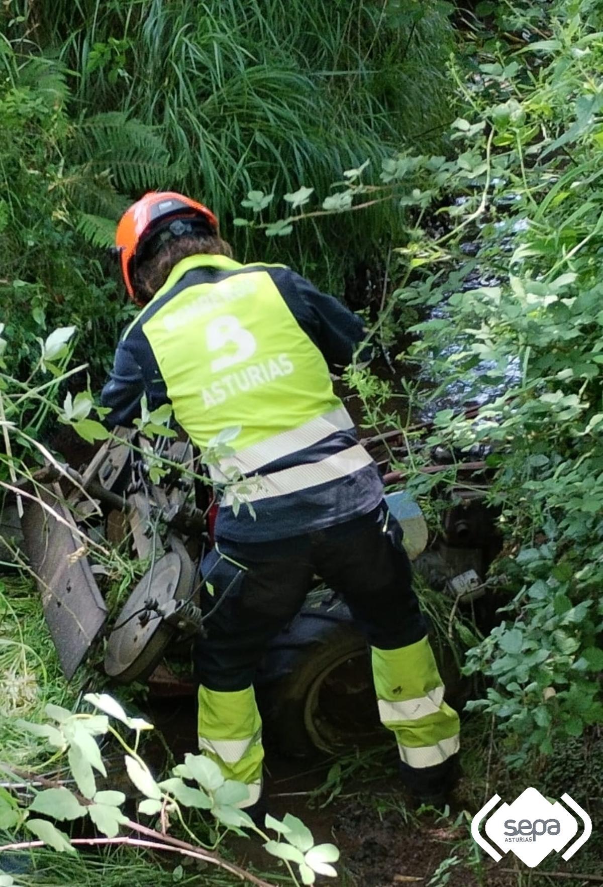 Un bombero saca el cadáver del fallecido.