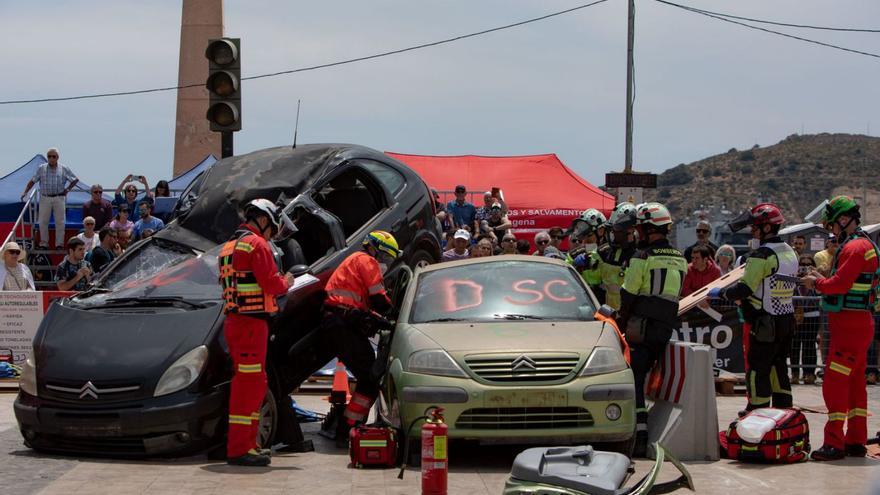 Varios bomberos trabajan en una de las simulaciones de rescate que se realizan en el Puerto de Cartagena. | LOYOLA PÉREZ DE VILLEGAS
