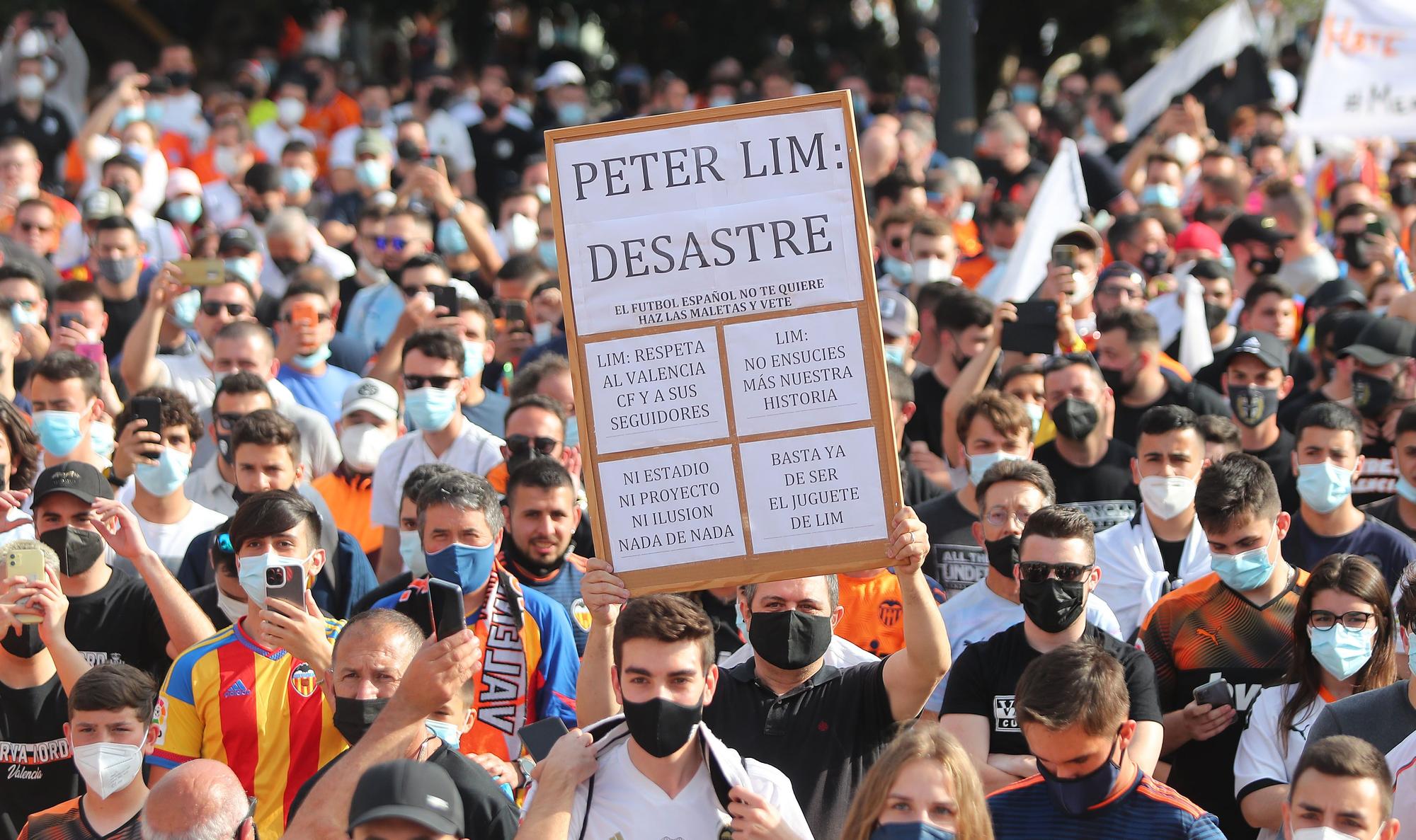 Las imágenes de la marcha de la afición valencianista contra Lim