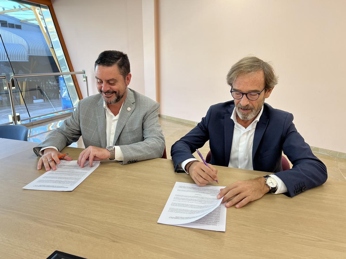 Ezequiel Navarro, de Innora IRV, y Xavier López, director general Corporativo y de Operaciones de Eurecat, en la firma del acuerdo.