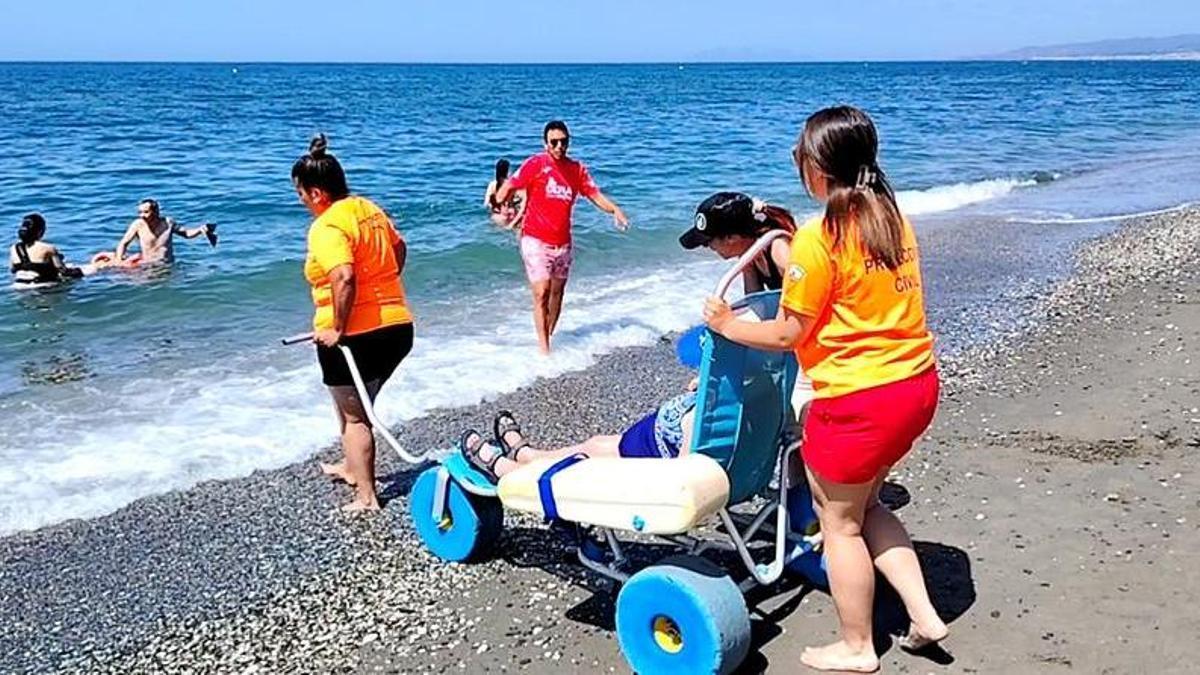 Torrox ha puesto en marcha un dispositivo específico para personas con discapacidad.