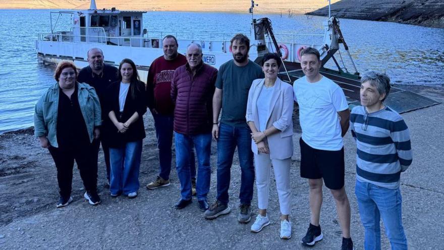 Miembros del BNG, junto al ferry de Portodemouros.