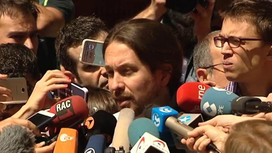 Pablo Iglesias vota entre una gran expectación mediática