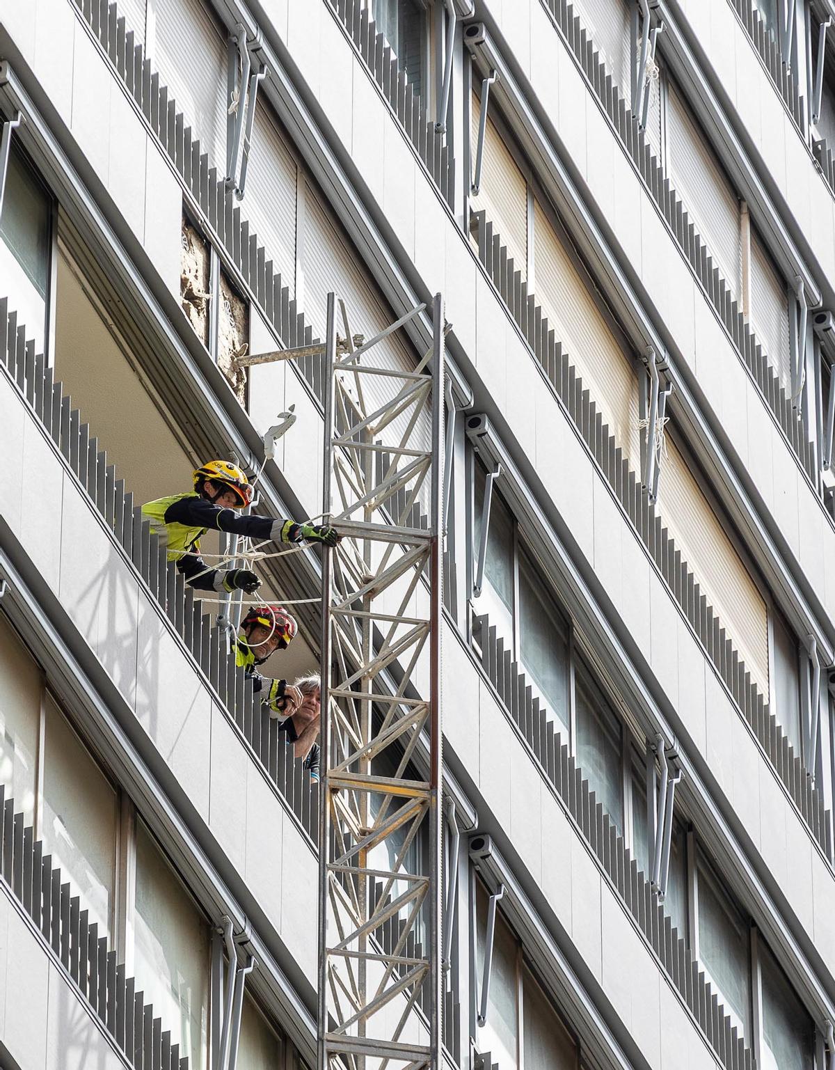 Mueren dos personas tras desplomarse un andamio en un edificio de 18 plantas en Benidorm