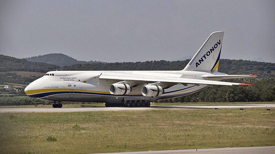 L&#039;Antonov 124, un dels avions de mercaderies més grans del món, a l&#039;aeroport.