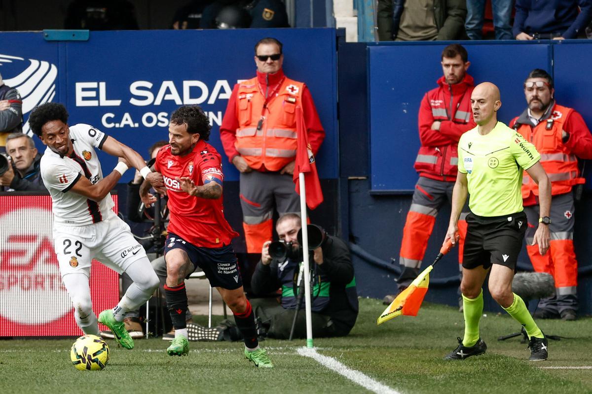Mojica lluita una pilota amb el migcampista de l’Osasuna Rubén García