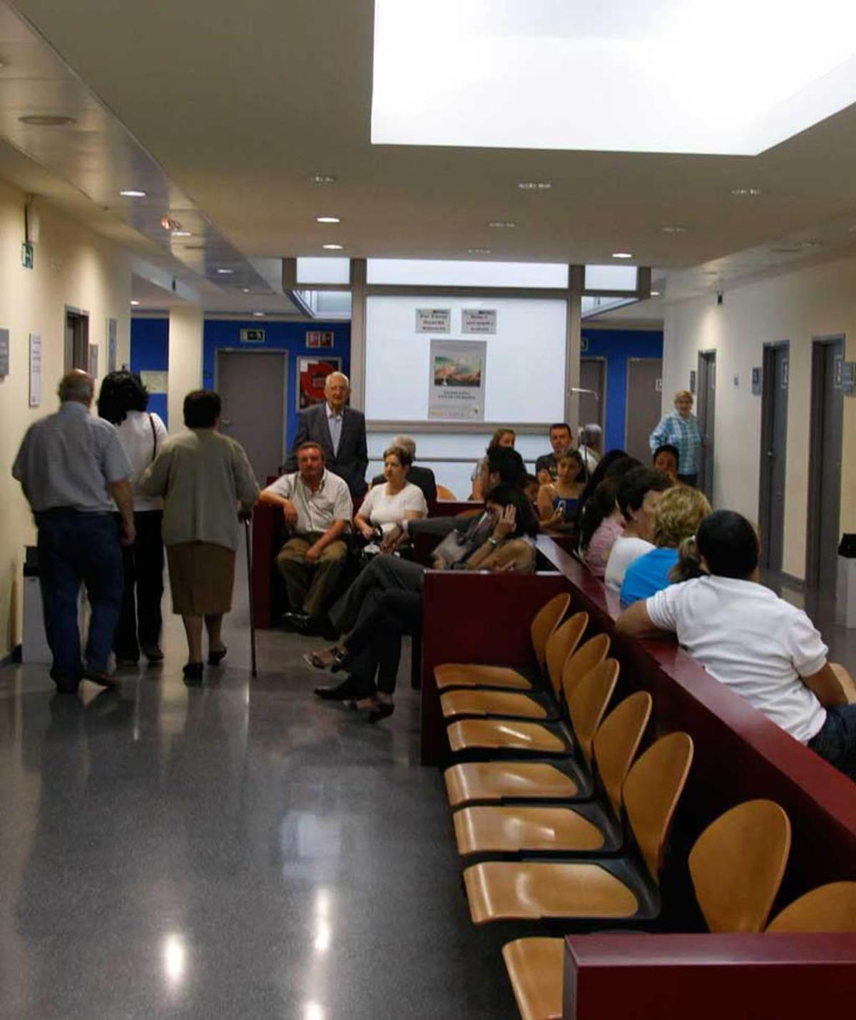 Sala de espera de consultas externas del hospital de Riaño, en una imagen de archivo.
