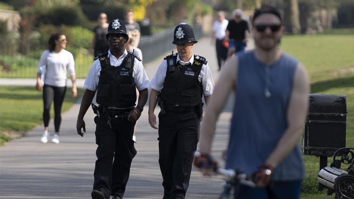 Dos policías patrullan por el parque Greenwich de Londres.