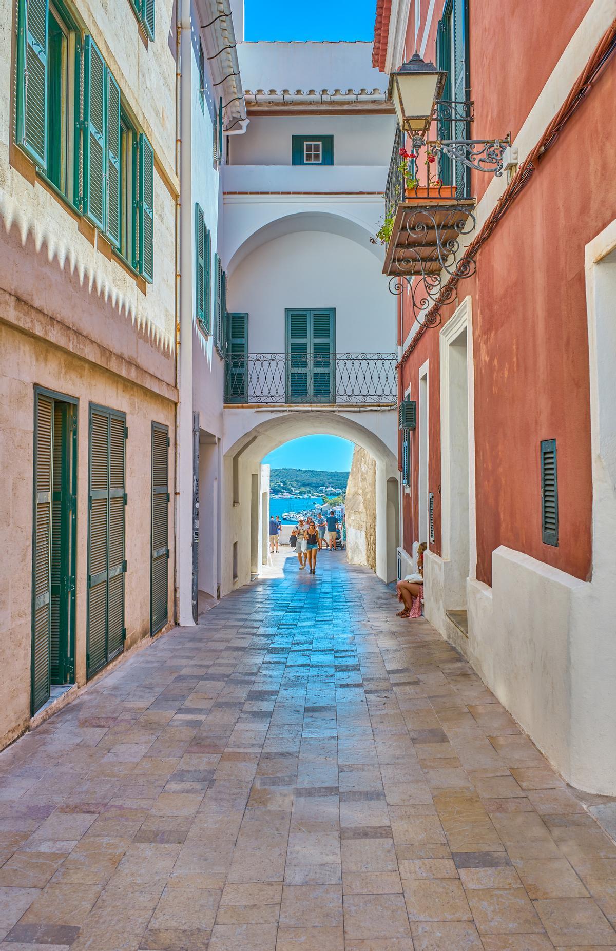 Una calle del centro de Mahón.