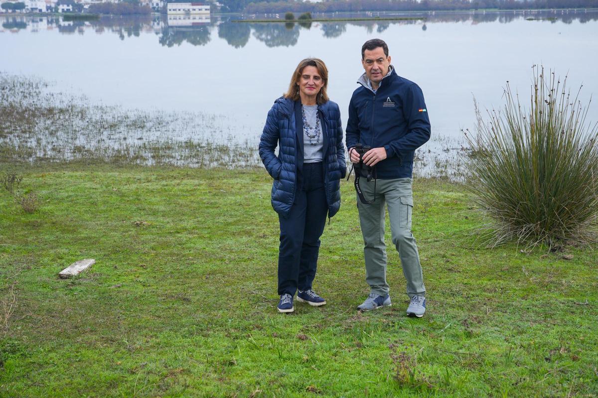 Juanma Moreno y Teresa Ribera en Doñana.