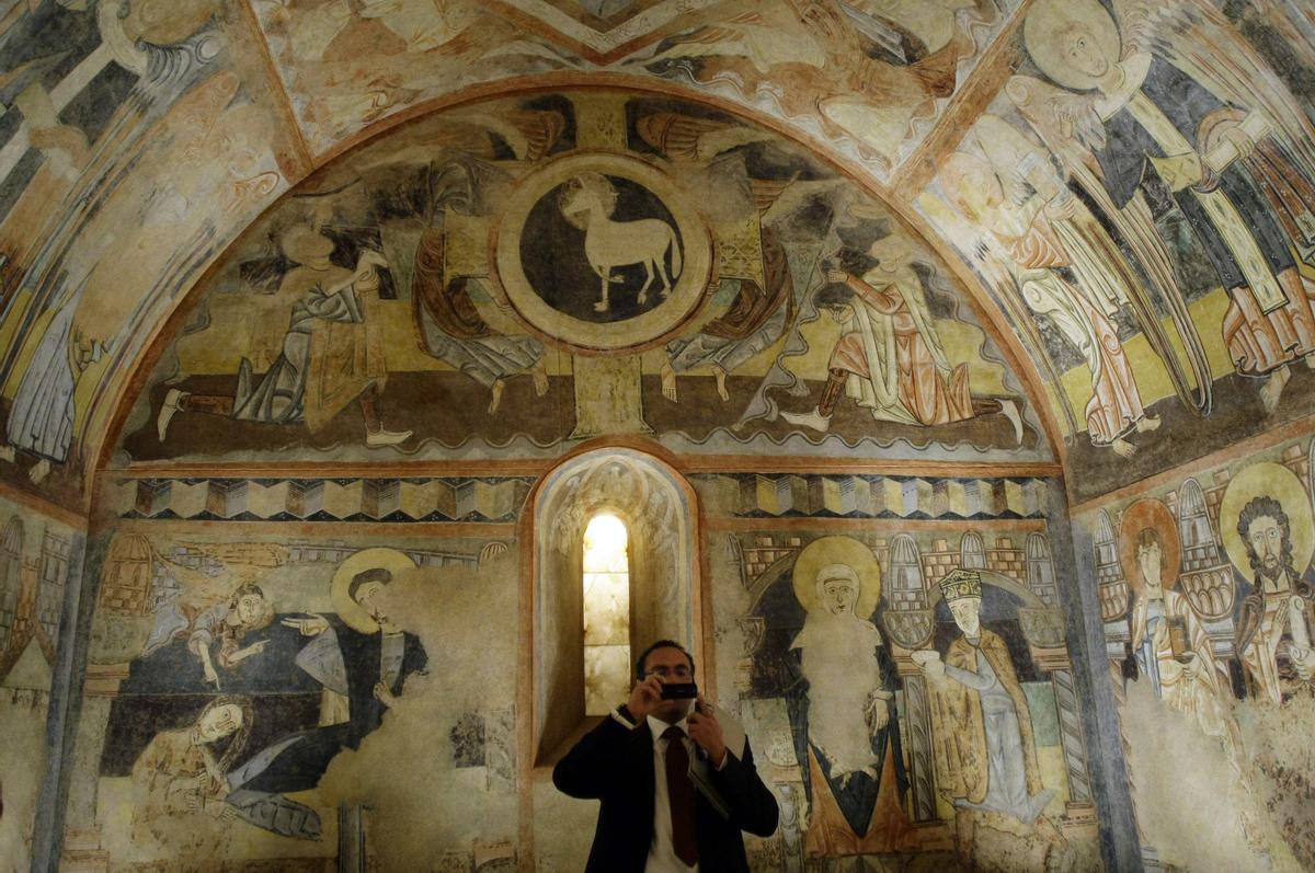 Un visitante del Museo del Prado observa las pinturas murales de la ermita de Vera Cruz, que datan del siglo XII. 