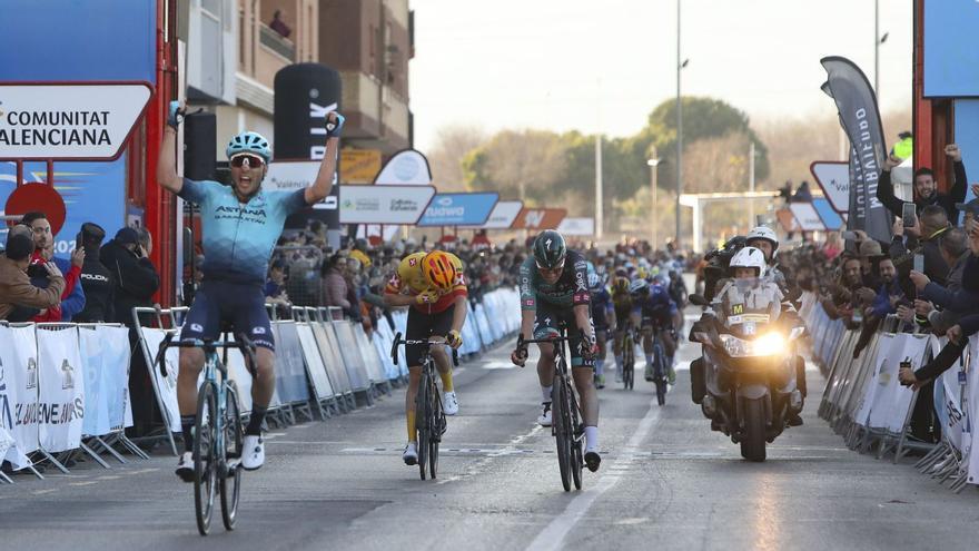 Simone Velasco celebra 
su triunfo al cruzar la 
meta al esprint en Sagunt
con sus compañeros de
fuga.  D.Tortajada | LEVANTE-EMV