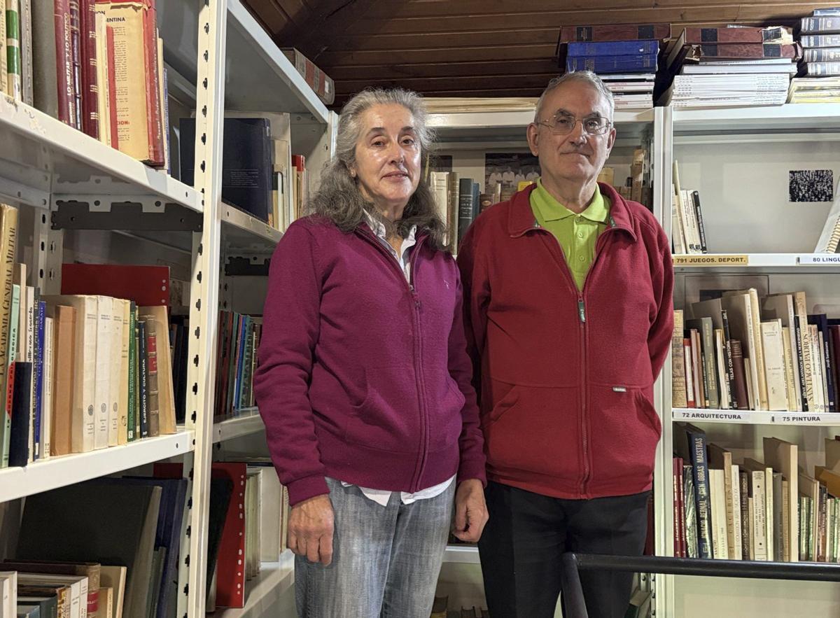 Carmen Acebo y Ramón Sordo Sotres en el archivo municipal de Llanes.