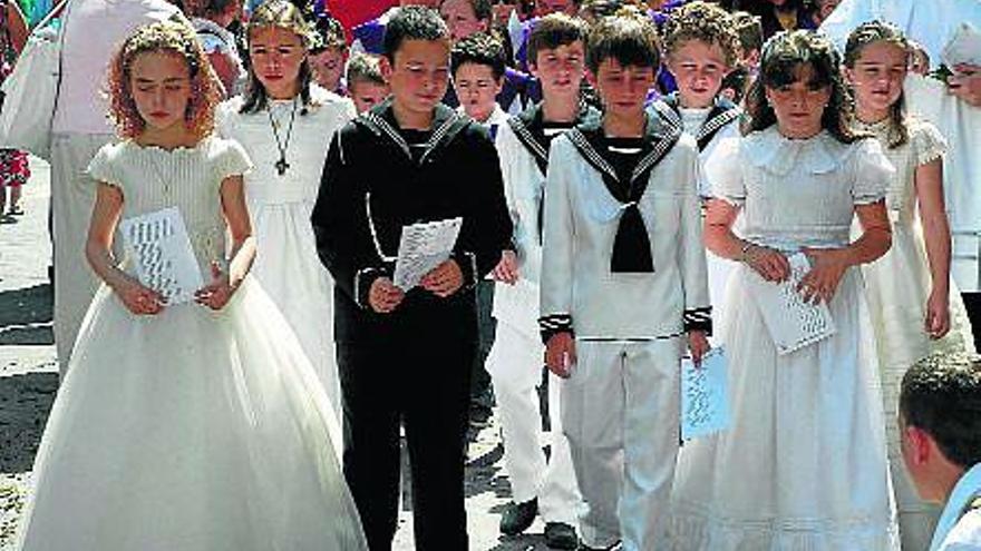 Los niños de Primera Comunión participaron, como es tradición, en la procesión del Corpus