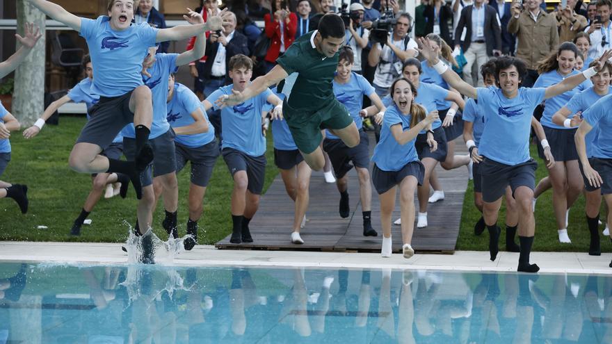 El baño de Carlos Alcaraz tras ganar el Conde de Godó