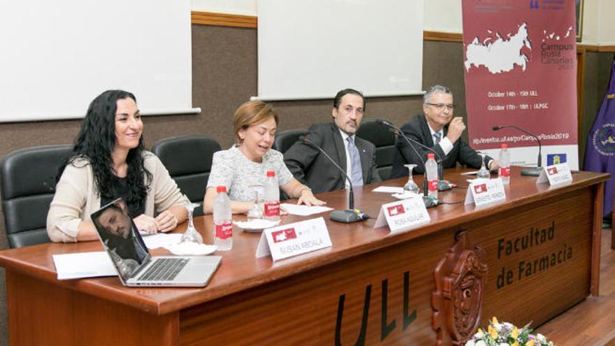 Momento de la inauguración en la facultad de Farmacia de la ULL de la primera edición del Campus Rusia Canarias.