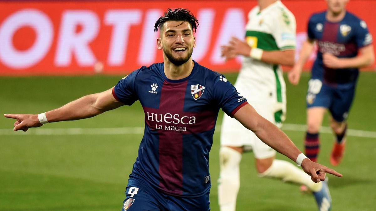 Rafa Mir celebra un gol en su etapa en el Huesca.