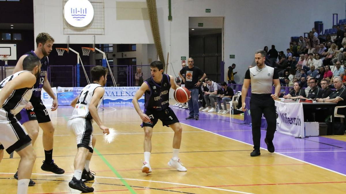 Joan Hernández, amb la pilota, en un partit del Proinbeni UpB Gandia a casa