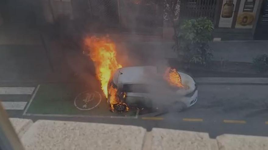 Menudo susto: un coche eléctrico municipal convertido en una bola de fuego en Calp