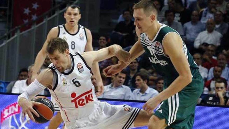 El Real Madrid lucha por el balón ante el Zalgiris.