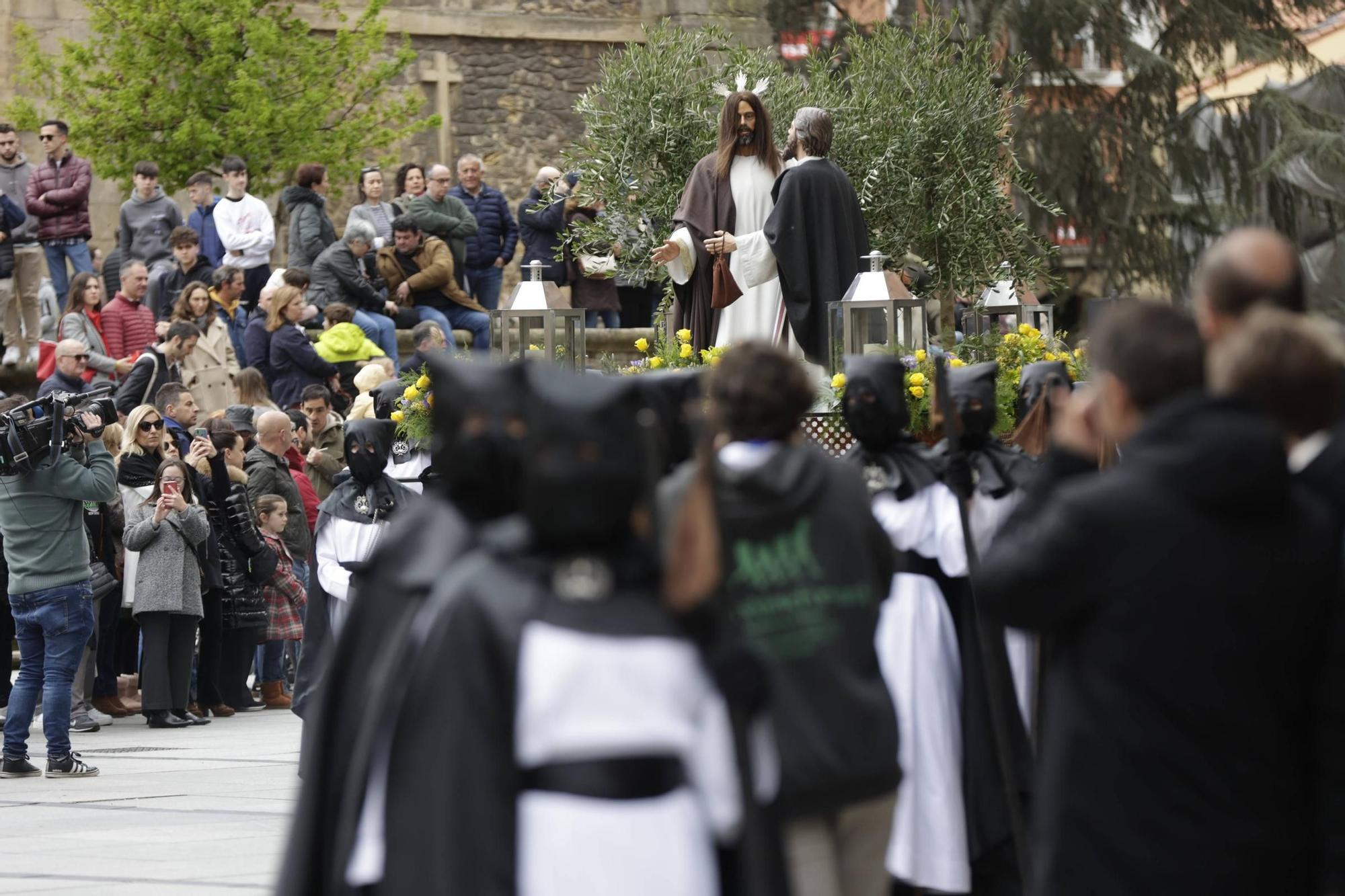 EN IMÁGENES: laprocesión del Beso de Judas en Avilés