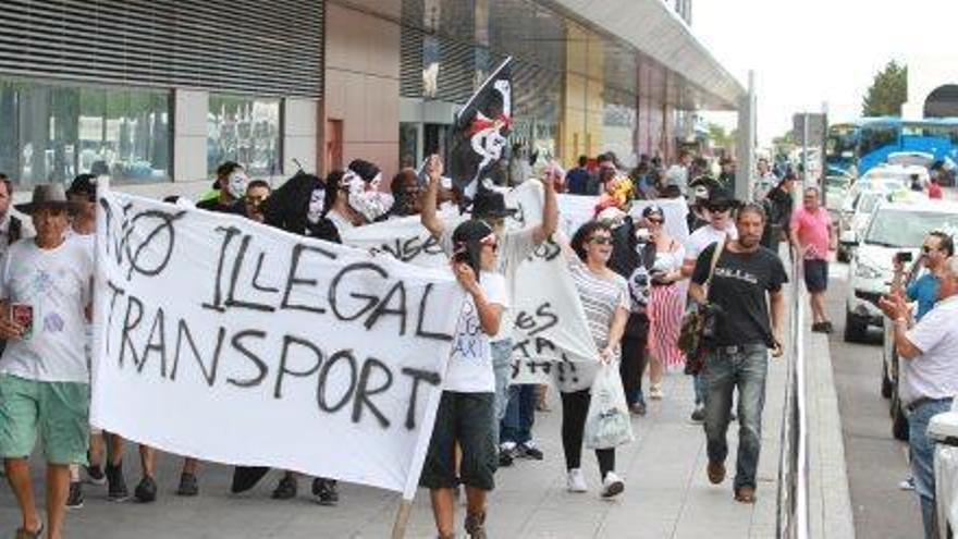 Manifestación contra los taxistas pirata en el aeropuerto en agosto de 2015.