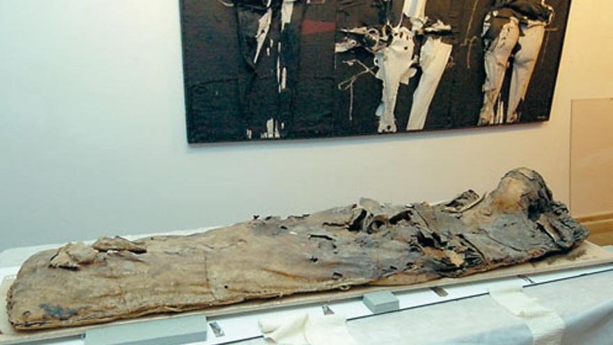 Una de las momias del Museo Canario, en una muestra del Cicca.