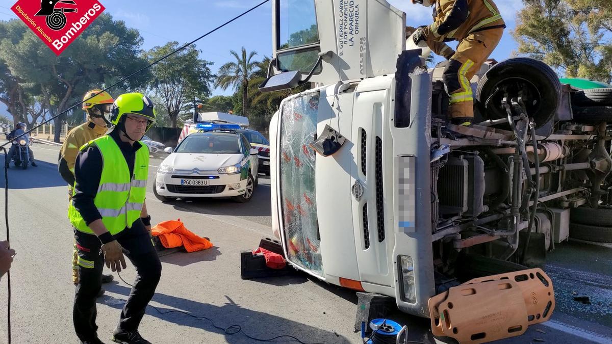 Los bomberos excarcelan a una mujer atrapada en el interior del camión