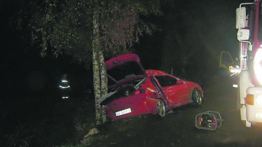 Estado en el que quedó el vehículo tras chocar contra un árbol. / bomberos de ordes