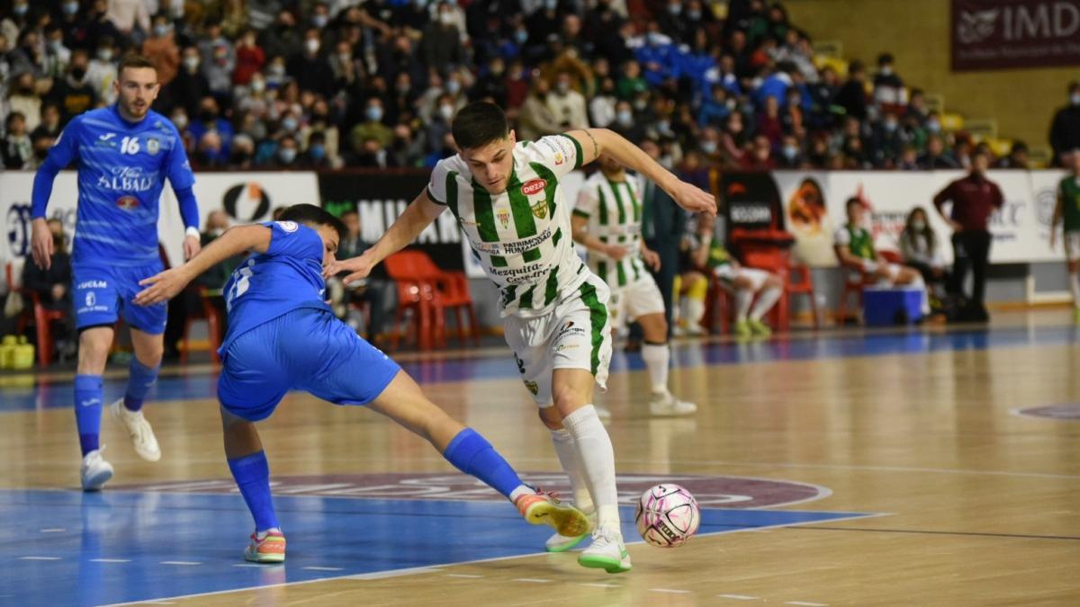 Viana controla el balón en el partido contra el Valdepeñas.