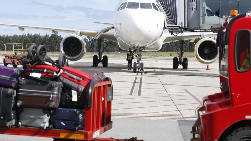 Un avión en el aeropuerto de Asturias.