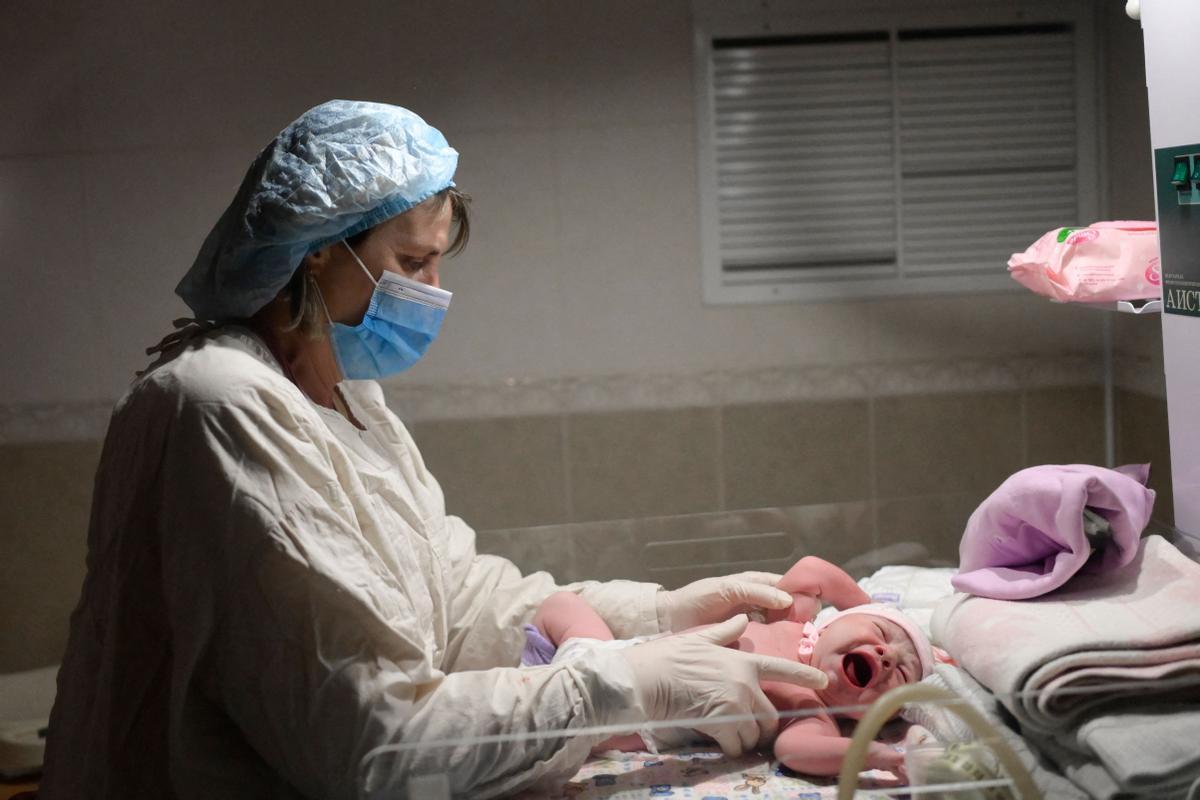 Una enfermera examina a Snizhana, recién nacida en el hospital maternal de Mikolaiv.