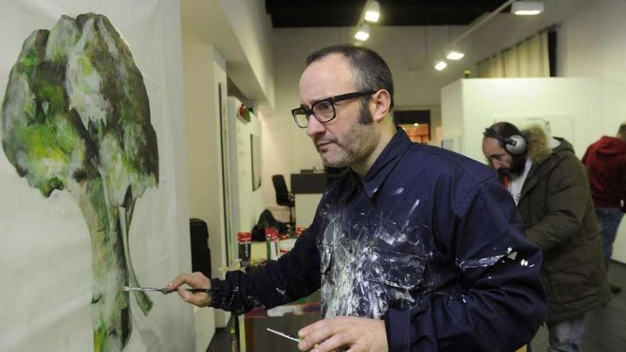 El coruñés Edu Albo pinta, ayer, en Atlántica Centro de Arte. carlos pardellas