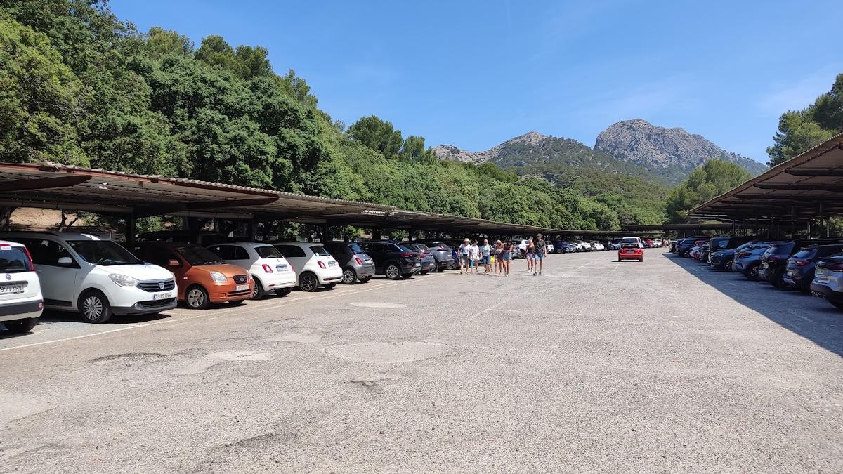 Una imagen del aparcamiento ubicado junto a la playa de Formentor