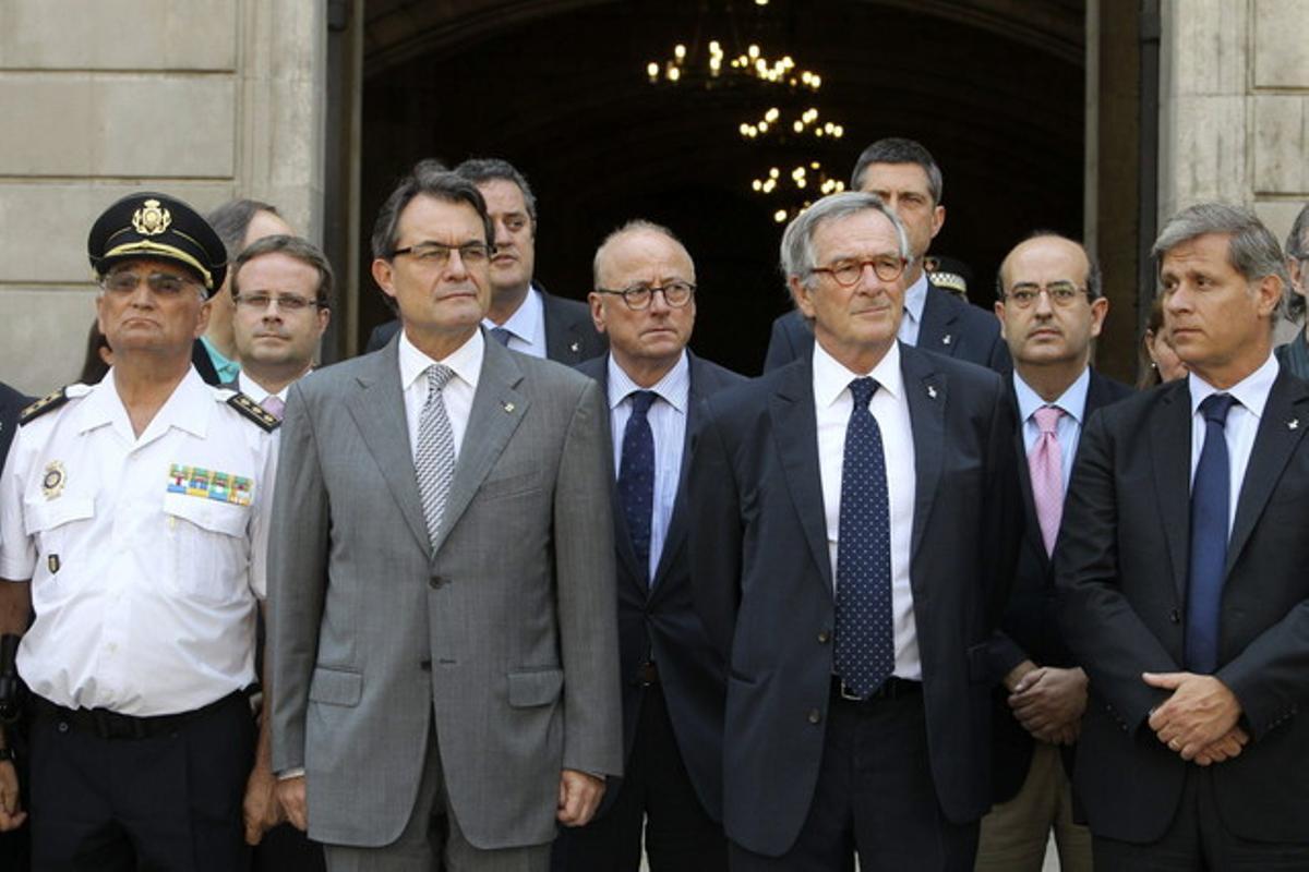 Artur Mas i Xavier Trias, a la plaça de Sant Jaume durant el minut de silenci per les víctimes de l’accident de tren a Galícia