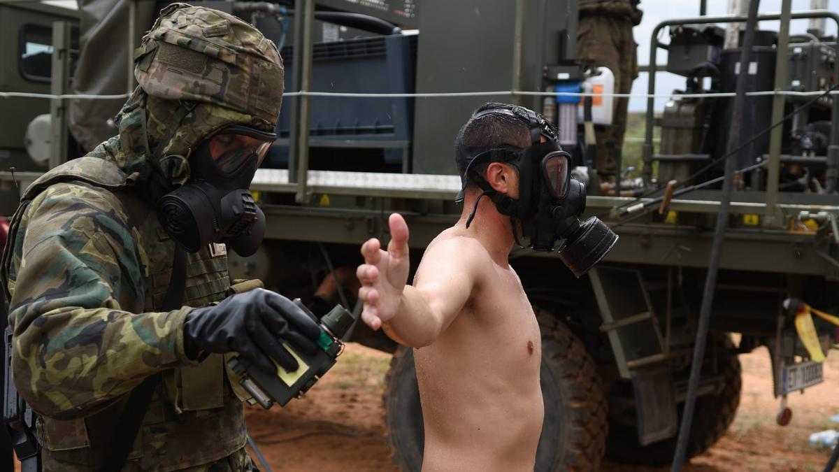 Ejercicio militar de descontaminación de agentes químicos y radiológicos en el Campo de Maniobras de Montaña Negra en Castellón.