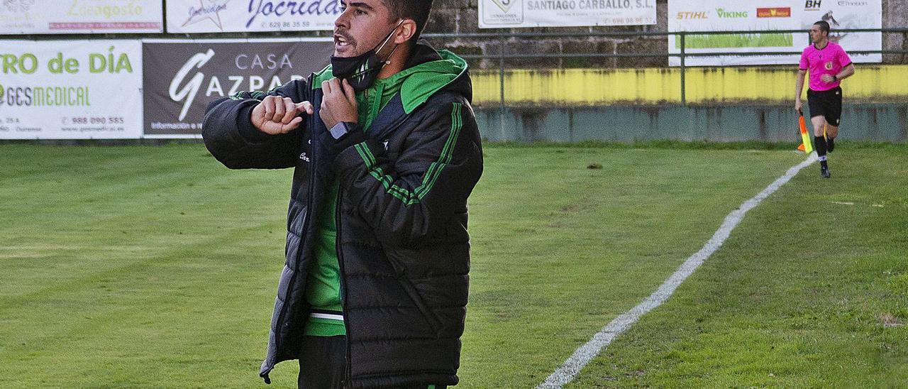 Fran Justo gesticula durante el partido del domingo entre Arenteiro y Alondras en el campo de Espiñedo de Carballiño. |  // CARLOS PETEIRO