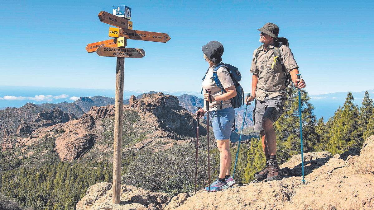 Senderistas en El Roque Nublo (Gran Canaria).