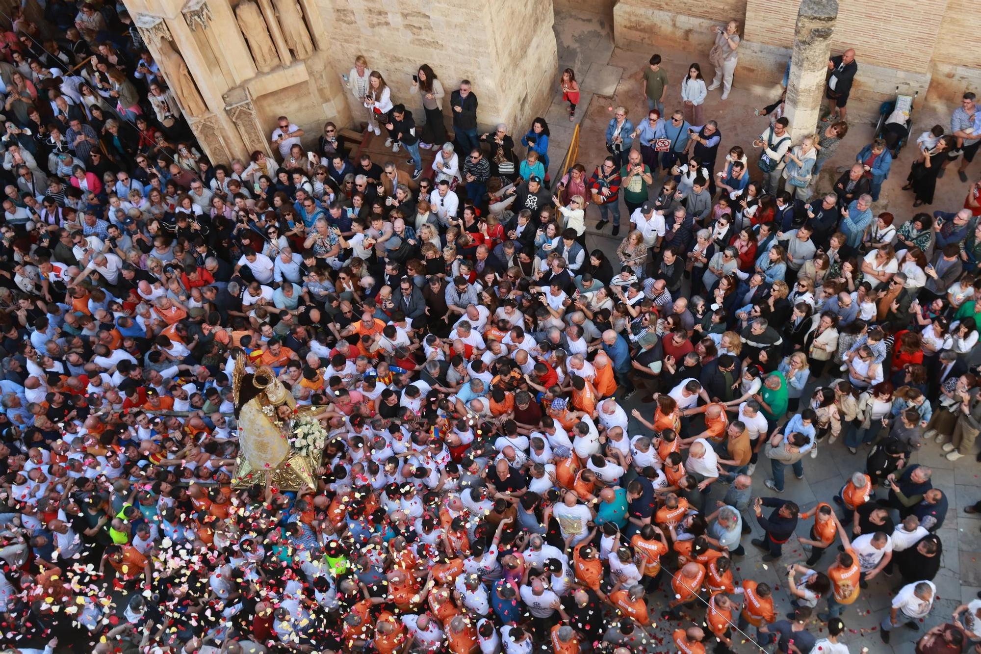 FOTOGALERÍA | Una multitud arropa a la Virgen de los Desamparados en su traslado a la Catedral