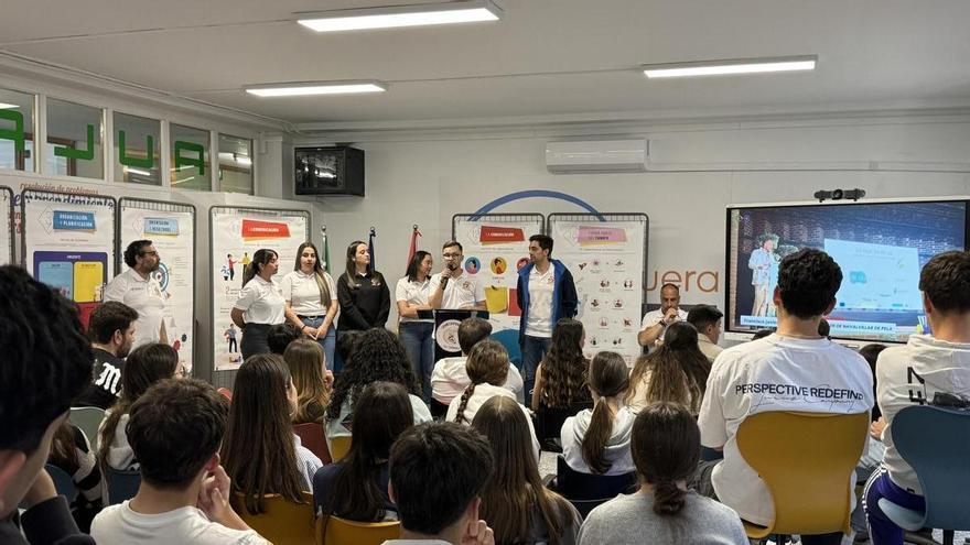 El IES de Castuera acoge el proyecto 'De joven a joven' para impulsar los ODS