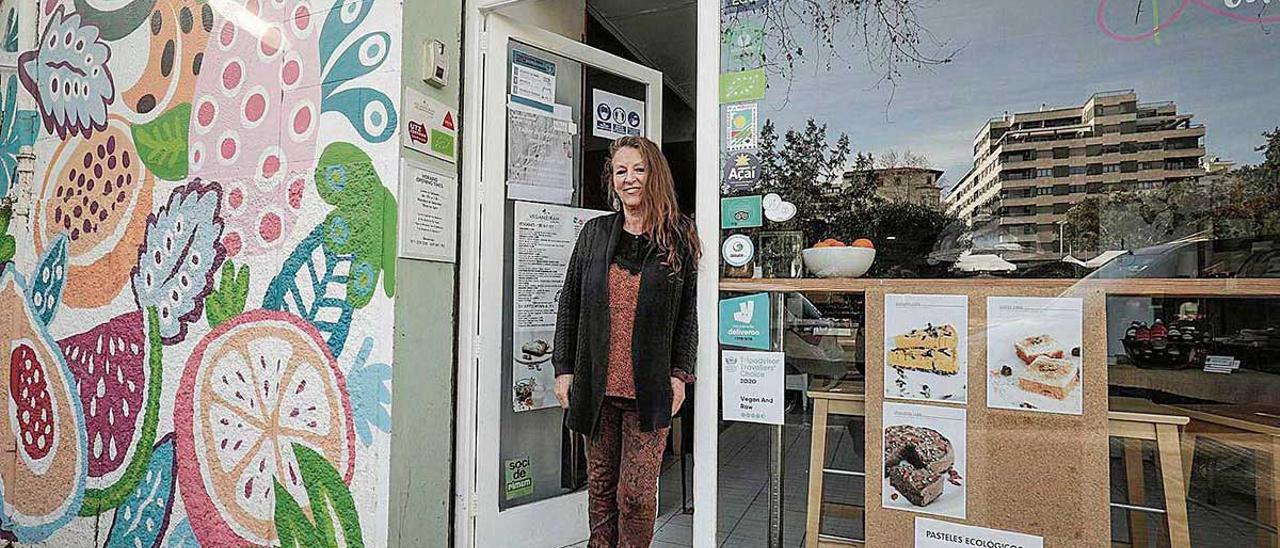 Beverley Pugh, en la puerta de su local que echará el cierre el próximo viernes.