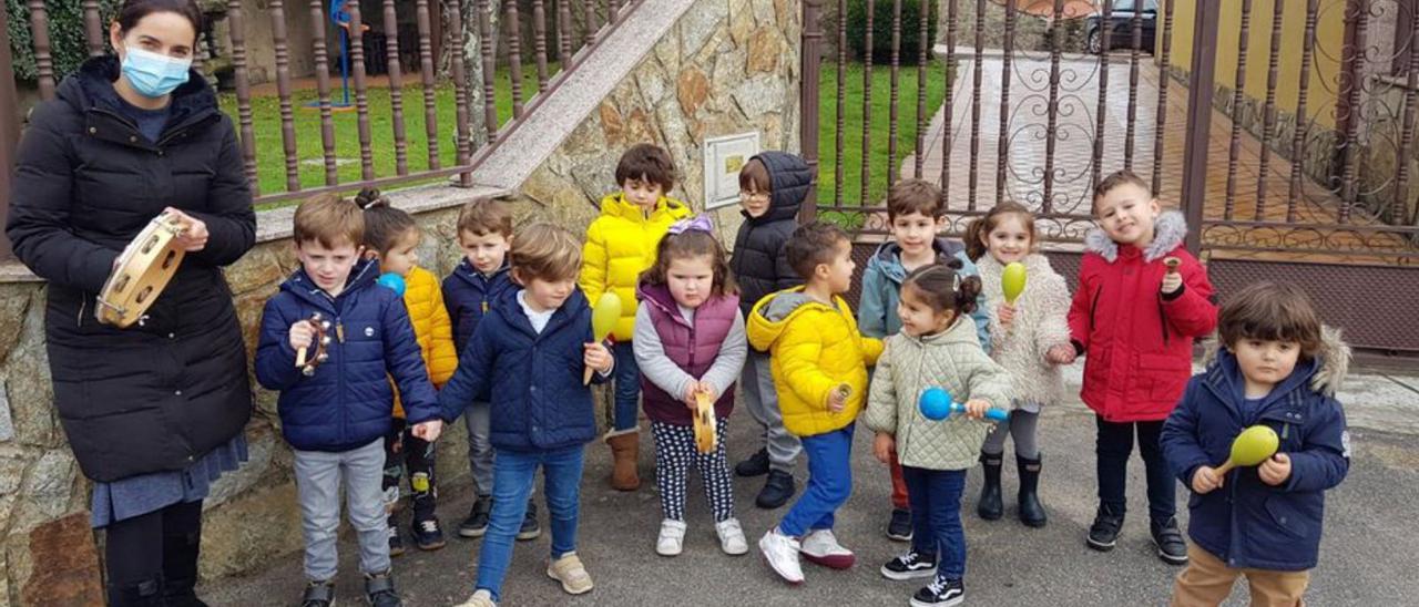 Los niños del CRA salieron a la calle con sus villancicos.   | //  FDV