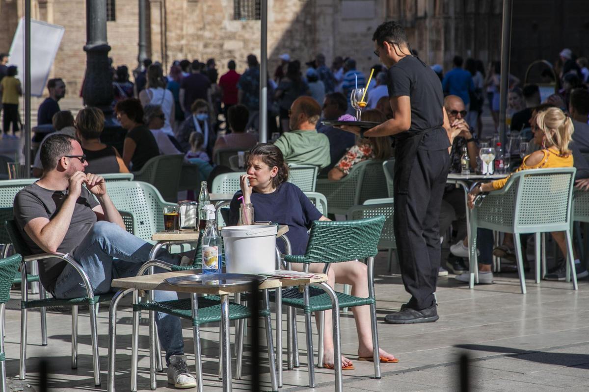 Turistas en una terraza del centro de València.